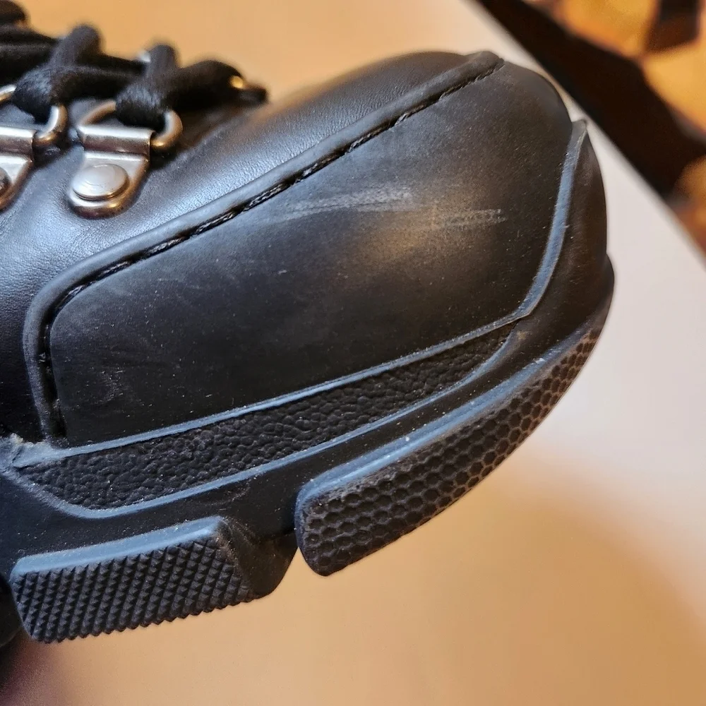 Gucci Flashtrek sneakers size 8 in EUC